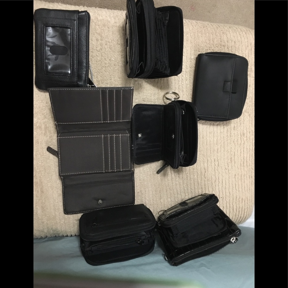 Lot of 7 wallets $7 each, buy 3 or more $5 each